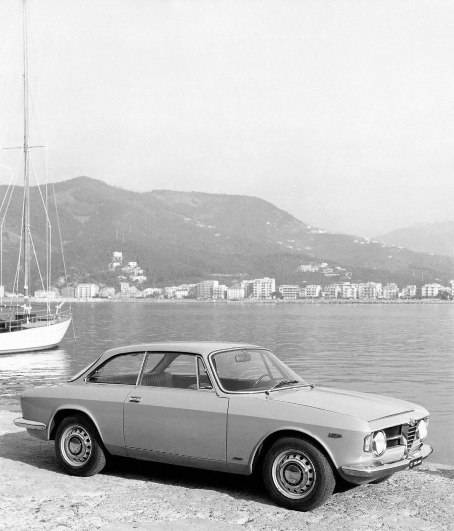  Alfa Romeo GT 1300 Junior (105) 1966 года  (фото 1 из 11)
